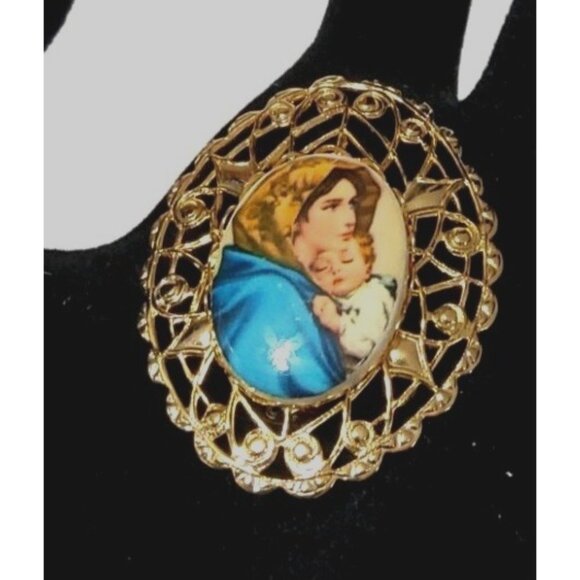Jewelry - Vintage Gold Tone Filigree Brooch With Portrait Cameo Oval Shape Elegant Design